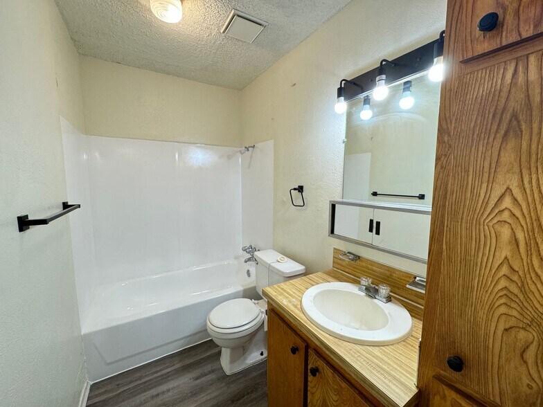 Building Photo - 1301 Willow Springs Rd