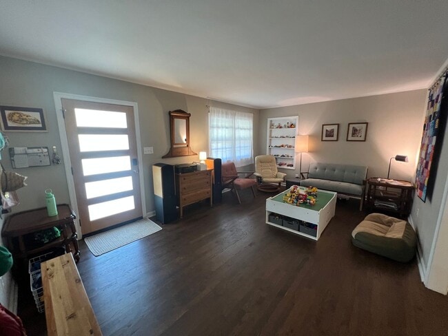 Building Photo - Awesome Green Acres Home!