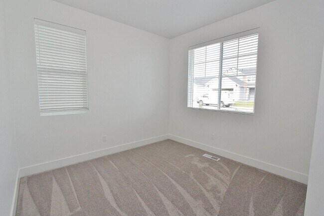 Building Photo - Immaculate Single-Level Home