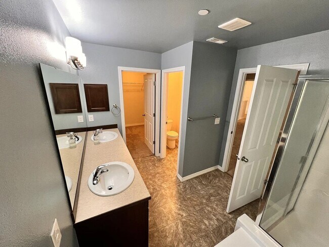 Building Photo - Beautiful Spacious 4bd 2bath Available Oct...