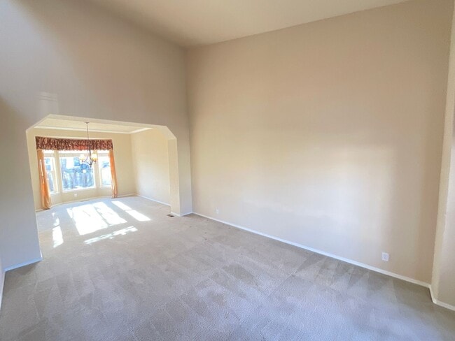 Building Photo - 5 Bedroom Home Available Near Rangewood Dr & Vickers Dr!