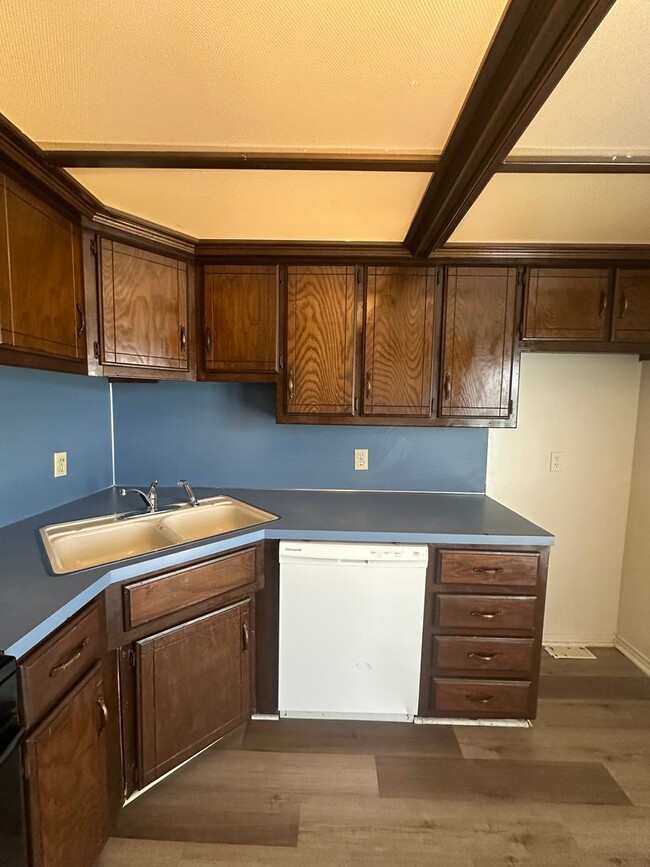 Building Photo - 3 bed, 1 bath, 1 car garage