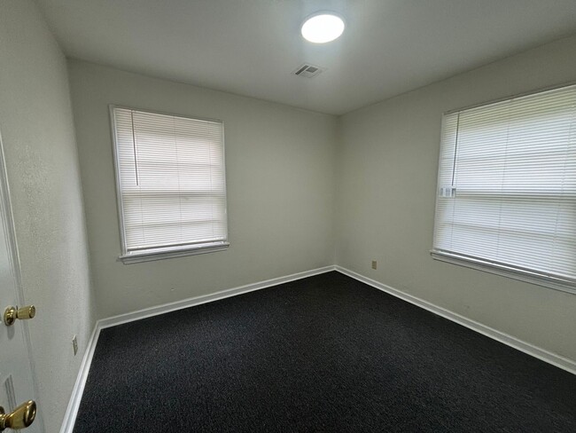 Building Photo - 2 Bedroom, 1 Bathroom Home with Spacious Family Room & Fenced Backyard