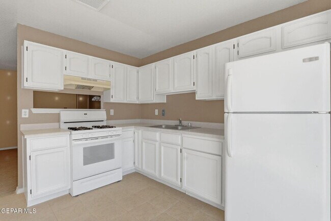 Building Photo - 3413 Yellow Rose St