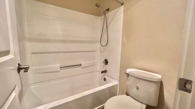 Building Photo - Top Floor Sweet and Spacious studio with resort style amenities and In-Unit Washer & Dryer!
