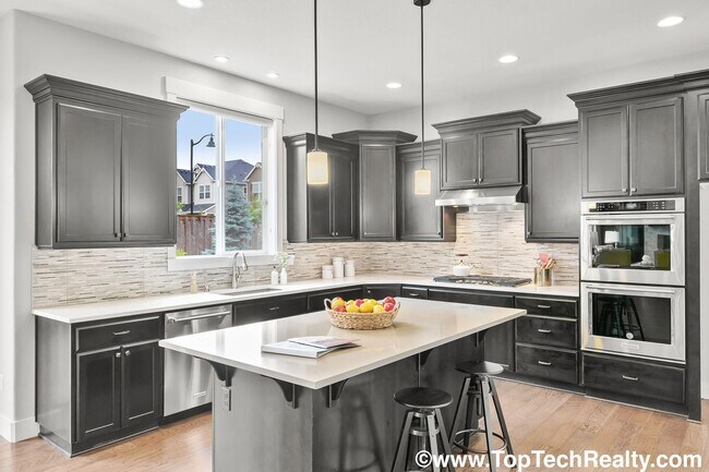 Building Photo - Beautiful *CORNER LOT* 5 BD* 3.5 BA* Singl...