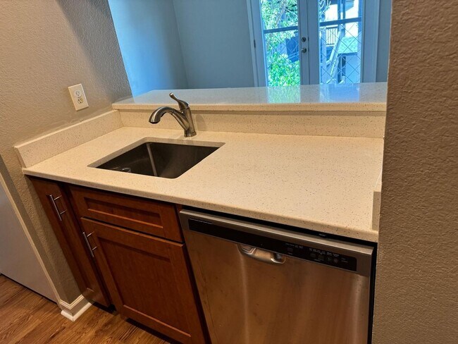 Building Photo - 1/1 Condo Walking Distance to UT