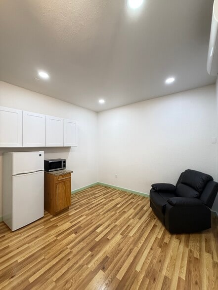 Building Photo - 5041 Delbon Way