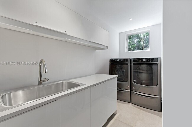 Building Photo - 1379 N Venetian Way