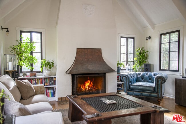 Building Photo - 4458 Dundee Dr