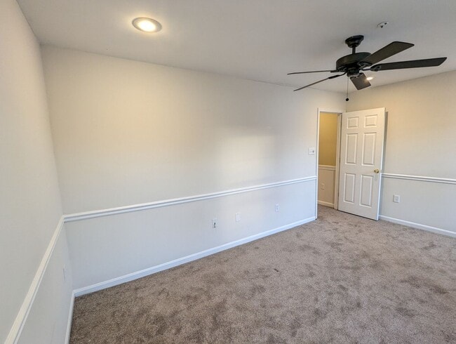 Building Photo - Well maintained townhouse in Robin Meadows Community with updated features available mid January!