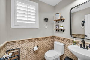 Building Photo - 11225 E Sylvan Ave