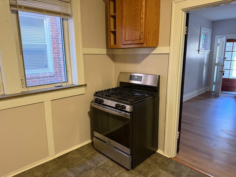 Building Photo - 5042 Mardel Ave