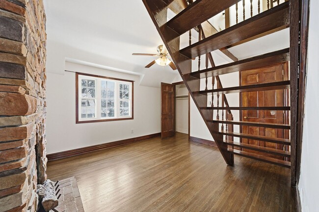 Building Photo - 2 Bedroom, 2 Bath Townhome located directly across from Franklin Park Conservatory