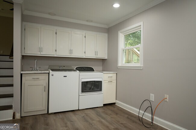 Building Photo - 1030 Carriage Hill Rd