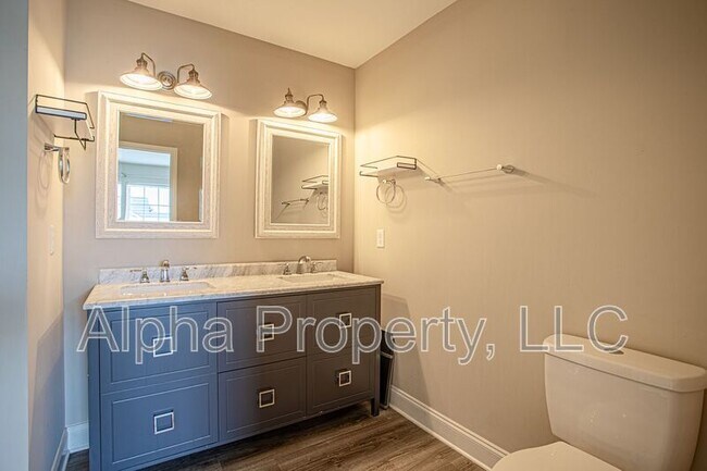 Building Photo - 830 Chartwell Dr