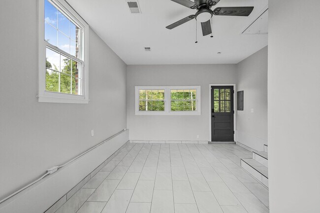 Building Photo - 3 Bedroom 2 Bath Home For Rent Near Downtown!