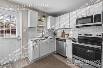 Building Photo - Fully Renovated 2 BR Flat w/ Front & Back ...