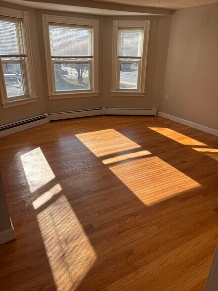 Building Photo - 27 Elm St