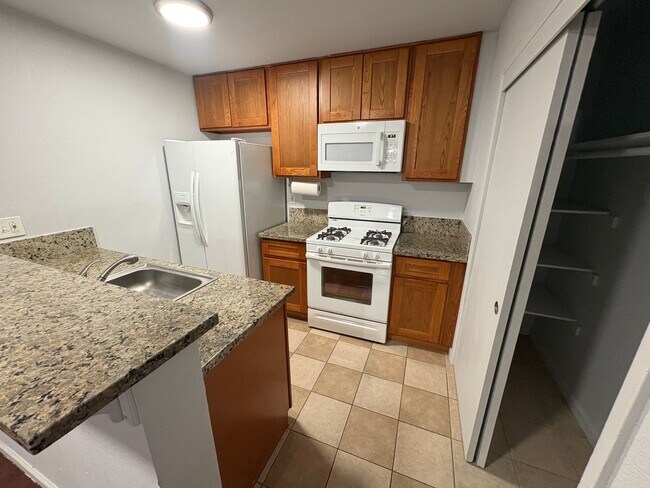 Building Photo - Rent Today! Available Charming 2 Bed 1 Bath in North Highlands Area!