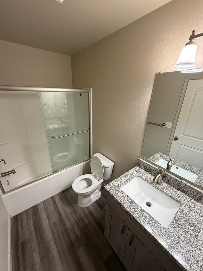 Building Photo - **MOVE IN SPECIAL!** 3 Bedroom Duplex Close to Shopping and Schools!