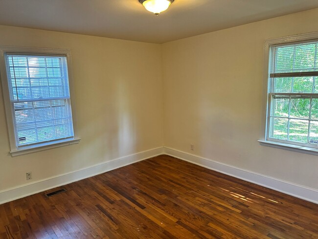 Building Photo - Charming Two Bedroom House in Enderly Park!