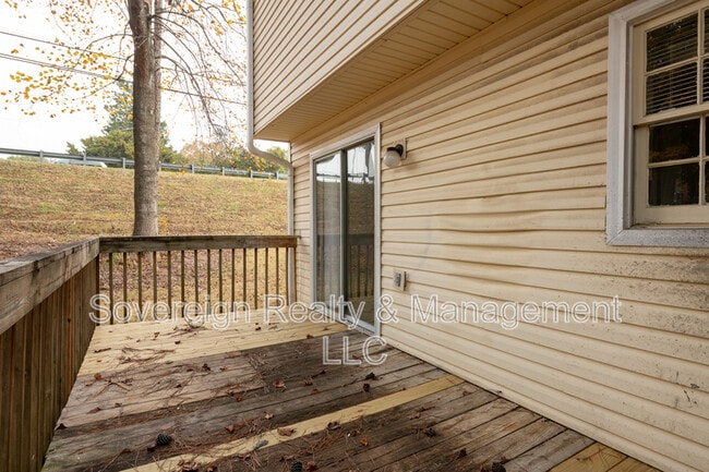 Building Photo - 582 Downing St