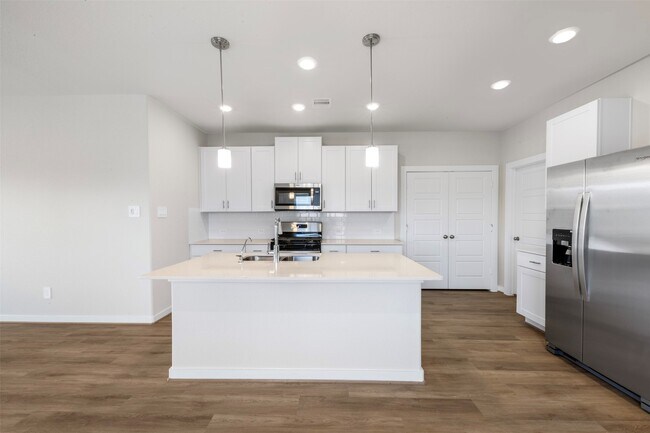 Building Photo - 251 Charles Rdg Dr