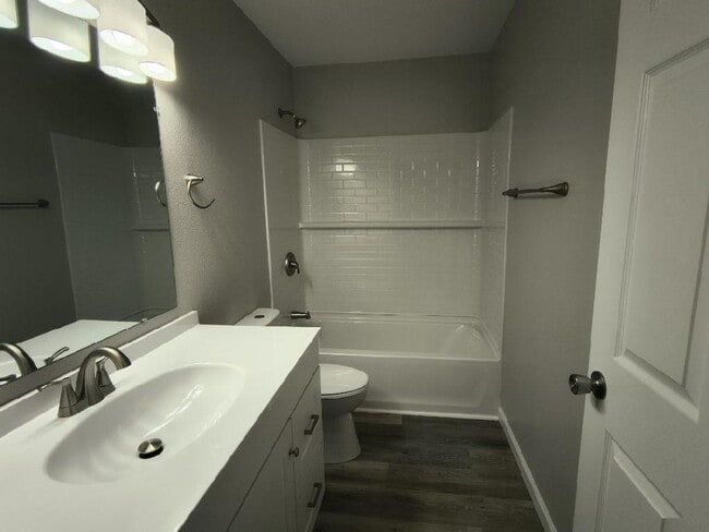 Building Photo - 1025 N Quincy Ave