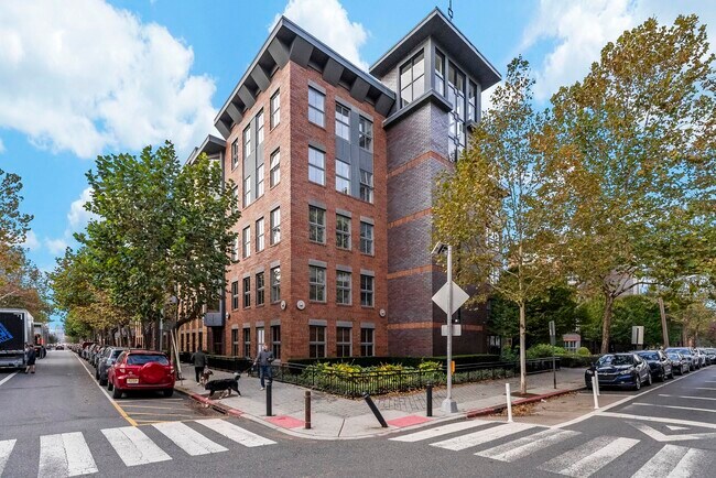 Building Photo - 812 Grand St