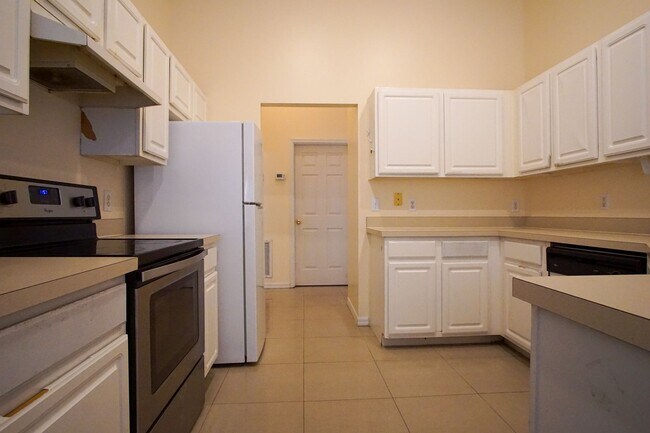 Building Photo - 4 bed Family Single Home Available for Rent in Davenport !!!