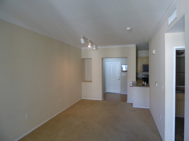 Building Photo - 2429 WATERMARKE Pl