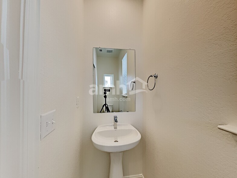 Building Photo - 2725 Lillybrook Ln