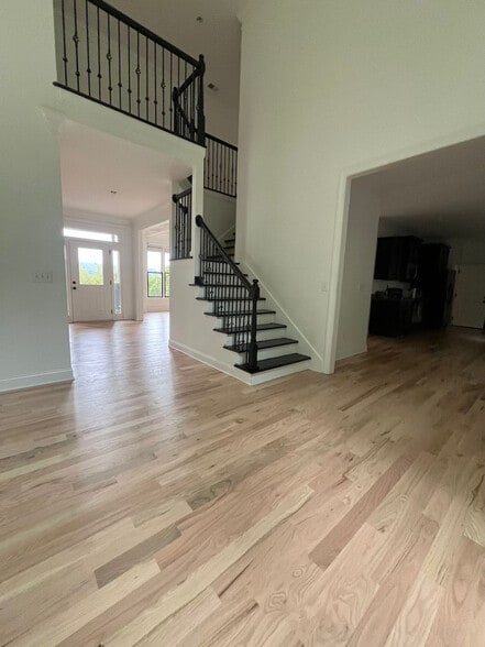 Building Photo - Room in House on Hillside Dr