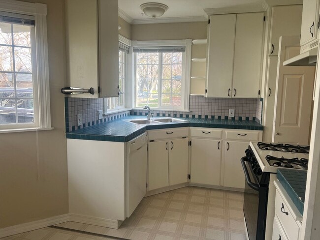 Building Photo - Affordable, Adorable Medford Home!!