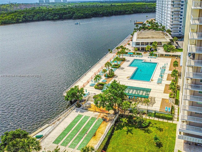 Building Photo - 300 Bayview Dr