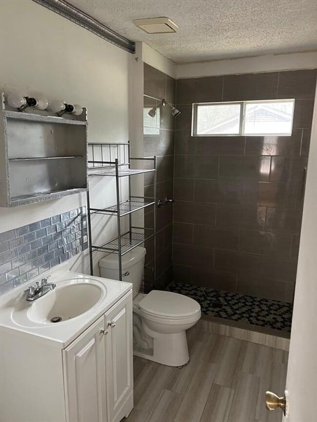 Building Photo - Gorgeous all renovated Home in Huntsville,...
