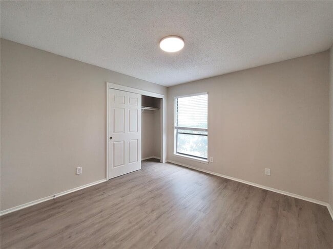 Building Photo - 9512 Meadowheath Dr