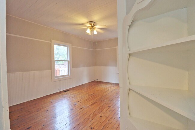 Building Photo - 1 Bedroom, 1 Bathroom Cottage in Heathwood - Available Now!