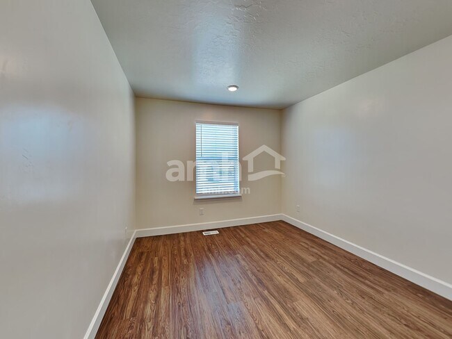 Building Photo - 825 W Grover Ct