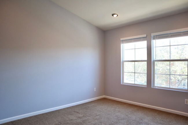 Building Photo - Spacious 3-bedroom townhome in the Liberty...