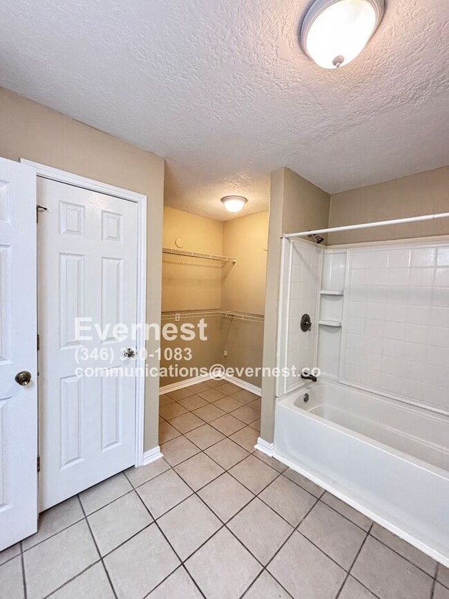 Building Photo - 3-Bedroom, 2-Bath Home in Prime Location /...