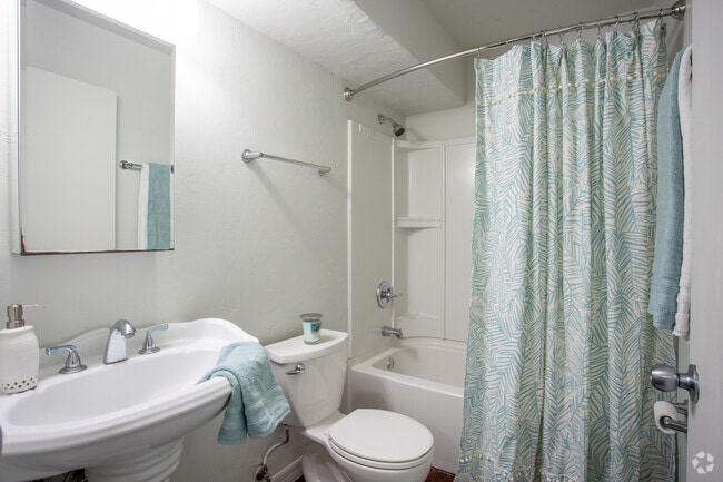 2BR, 2BA - 900SF Hickory - 1st Bathroom - Silver Creek Apartments | 1-3 Bedroom Apar...