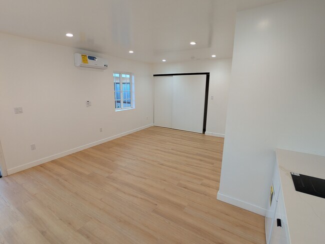Building Photo - Tiller Front R