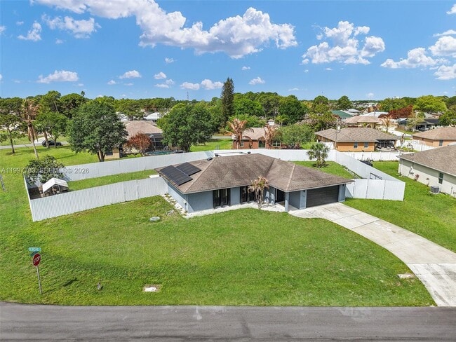 Building Photo - 702 NW Orchid St