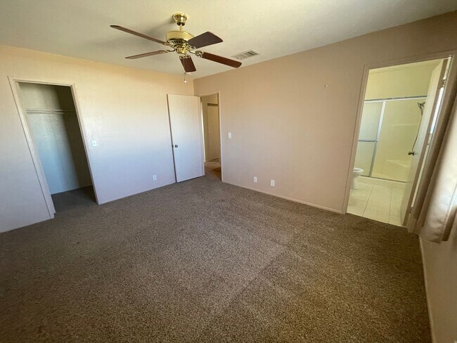 Building Photo - Apple Valley-Cute Starter Home- 2 Bedrooms, 2 Bathrooms, All Appliances Included, Fully Fenced