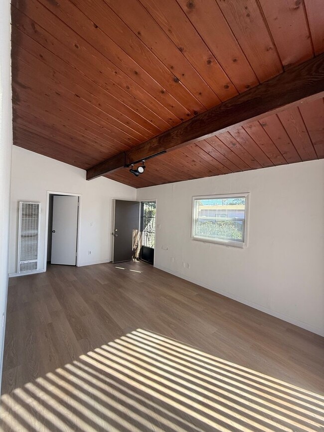 Building Photo - 4470