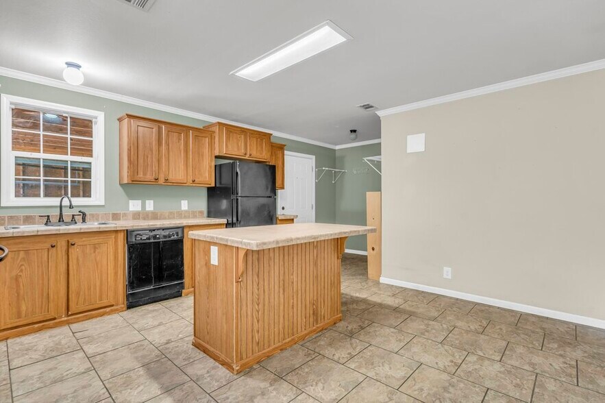 Building Photo - 79 Crest Oak Dr