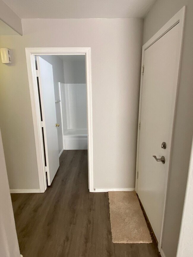 Building Photo - 4 Bedroom, 3 bath, two story with loft in ...