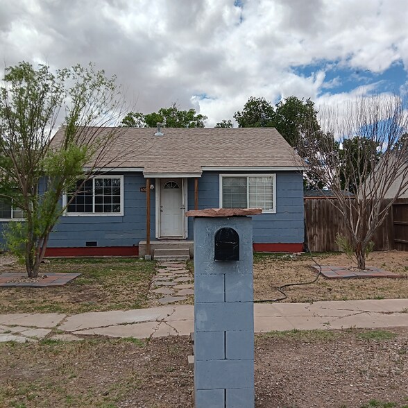 Building Photo - 630 E 6th St